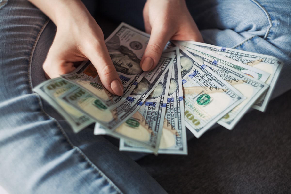 Dolar Endeksinde 13 Ayın Zirvesi: Fed'in Şahin Mesajları ve Kritik PCE Beklentisi
