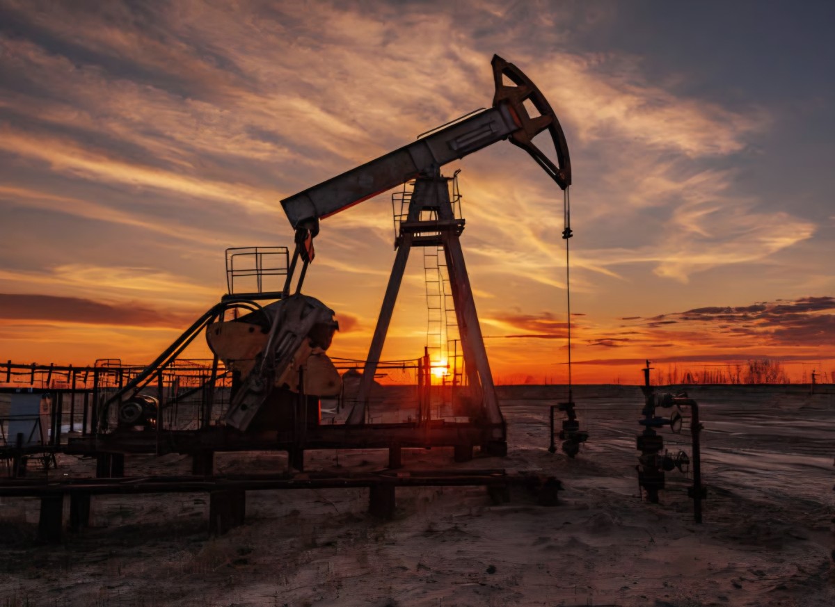 Petrol Piyasalarında Diplomatik Belirsizlik ve Azalan Stoklar Fiyatları Yukarı Taşıdı